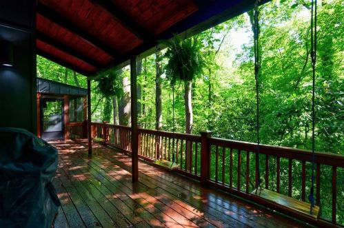 620 Colebrook Ct, Atlanta GA  30327-4710 exterior