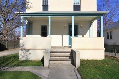 6 Hunter Ave, Middletown, RI 02840-2818