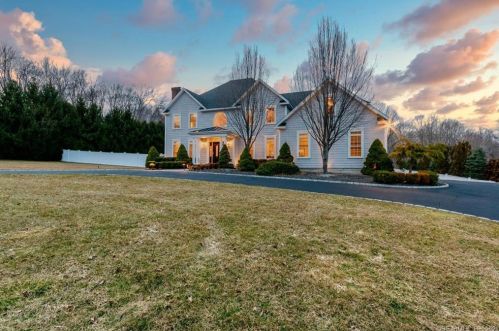 7 Trailside Dr, Upper Stepney, CT 06468-1479