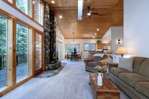 13552 Pathway Ave, Truckee CA  96161-6219 exterior