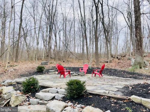 4 Stephanies Pl, Falling Waters, WV 25419-4737
