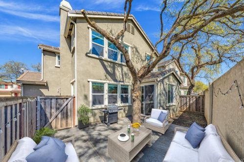 413 Comstock Way, Vacaville CA  95688-3128 exterior