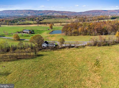 19100 Airmont Rd, Purcellville, VA 20132-3856