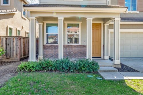 413 Comstock Way, Vacaville CA  95688-3128 exterior