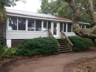 1105 Palm Blvd, Isle Of Palms SC  29451-2228 exterior
