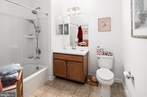 225 Sparrow Dr, Trenton NJ 08690-2464 exterior