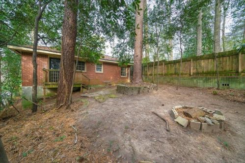 521 Allen Rd, Atlanta GA  30328-4842 exterior