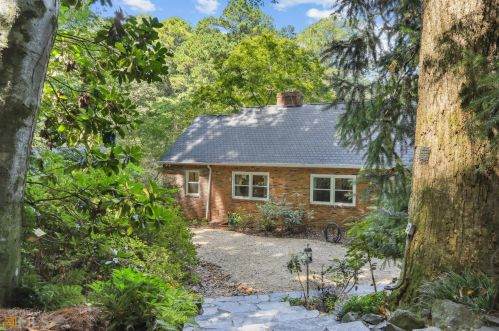 2885 Mornington Dr, Atlanta GA  30327-1272 exterior