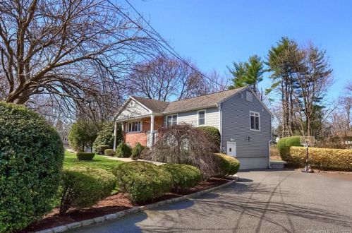 7 Iris Ct, Norwalk, CT 06854-2304