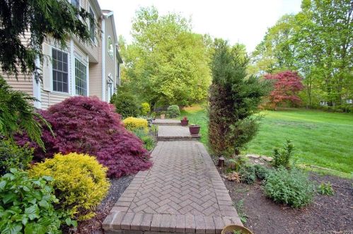 63 Mohegan Rd, Huntington, CT 06484-2443