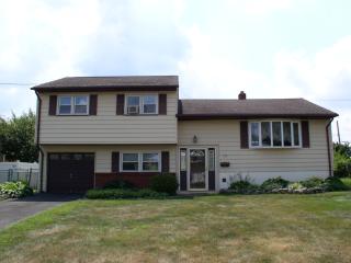 135 Evans Dr, Manville, NJ 08835-2248