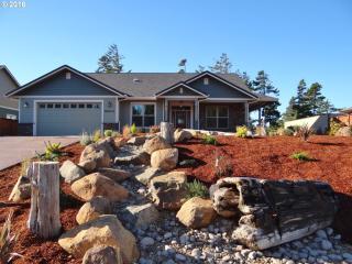 88016 Lake Point Dr, Florence, OR 97439-8497