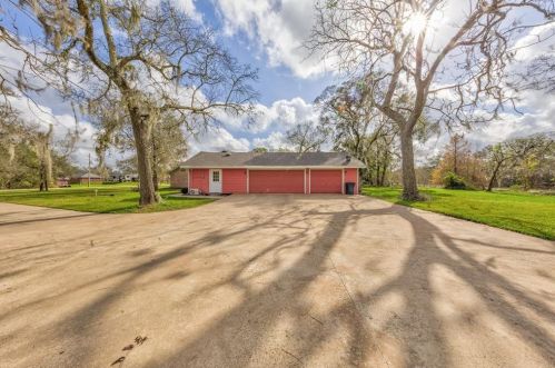 2029 Pond Shore Dr, Angleton TX 77515-7483 exterior