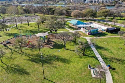 33 Chalmers Ave, Austin TX  78702-5441 exterior
