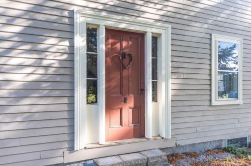 15 Chase St, Kingston, NH 03848-3006