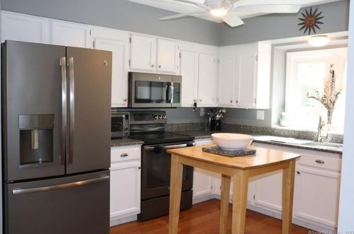 405 Sand Stone Dr, Wapping, CT 06074-2867