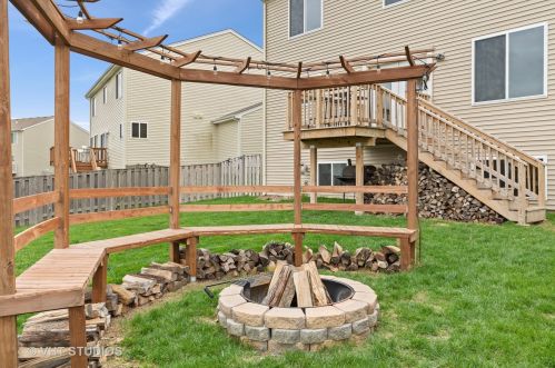 715 Brighton Dr, Pingree Grove IL  60140-9195 exterior