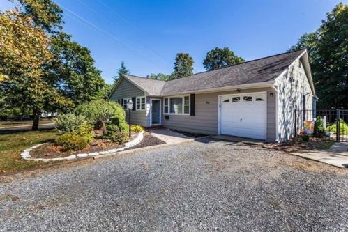 1 Lone Oak Rd, Middletown, NJ 07748-2212