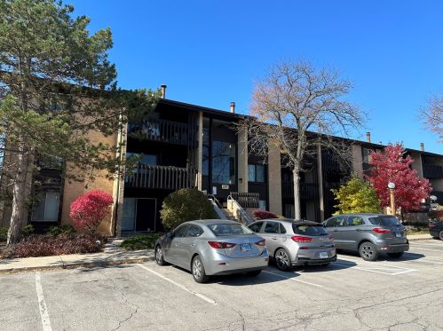 6190 Pinewood Ct, Willowbrook IL  60527-1906 exterior
