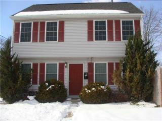7 Vanstone Ave, Warwick, RI 02889-5338