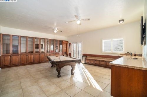 1301 Juana Ave, San Leandro CA  94577-5044 exterior