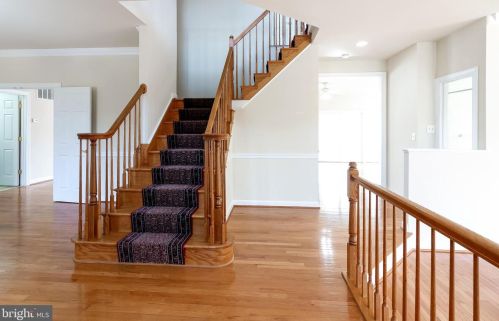 7337 Hooes Rd, Springfield VA  22152-3704 exterior