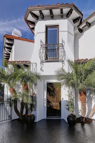 579 29th St, Manhattan Beach, CA 90266-2211