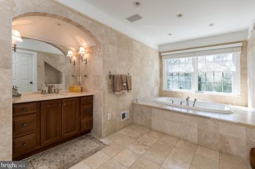 19 Derwent Dr, Princeton NJ  08540-7551 exterior