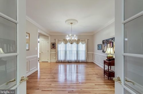 6420 Lake Meadow Dr, Springfield VA  22015-3927 exterior