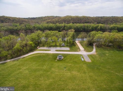 22 Mississippi Pt, Falling Waters WV  25419-1607 exterior
