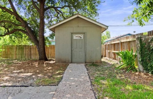 6609 Cruz St, Austin TX  78741-3519 exterior