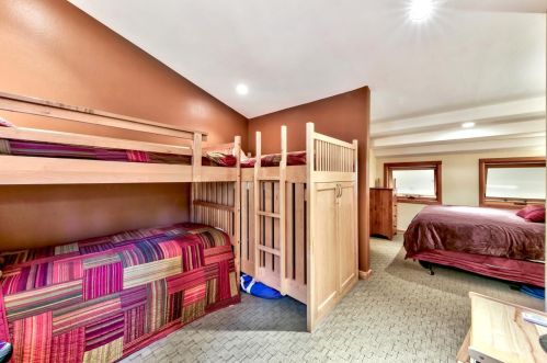 4002 Ski View Loop, Truckee CA  96161-6724 exterior