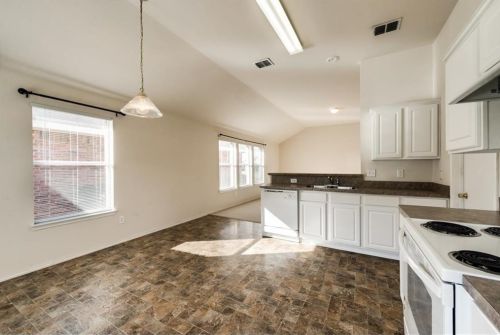 1125 Castle Springs Rd, Fort Worth TX  76134-4933 exterior