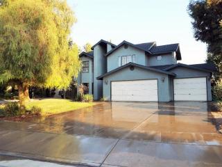 1297 Fairview Ave, Tulare, CA 93274-7369