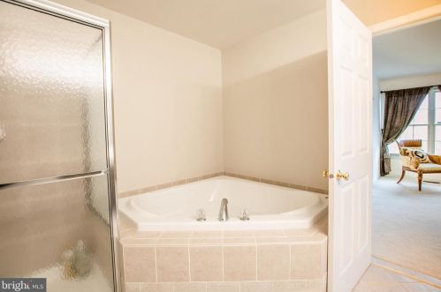 9 Nestlewood Way, Princeton NJ  08540-6132 exterior