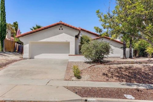335 Whispering Brook Dr, Vista, CA 92083-1957