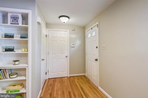 2113 Preston Square Ct, Falls Church, VA 22043-1654