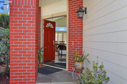 1708 Ruus Ln, Hayward, CA 94544-6917