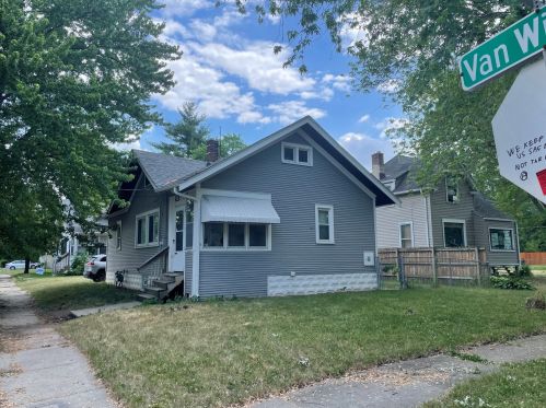 920 Van Wie Ave, Rockford, IL 61103-4052