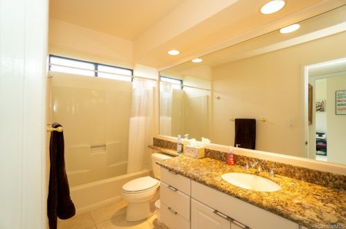 1072 Kaumoku St, Honolulu HI  96825-1306 exterior