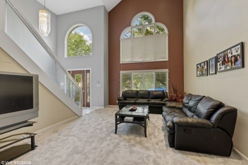 425 Deanna Dr, Hanover Park, IL 60103-8608