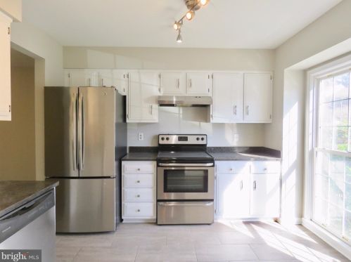 12092 Winona Dr, Woodbridge, VA 22192-1418