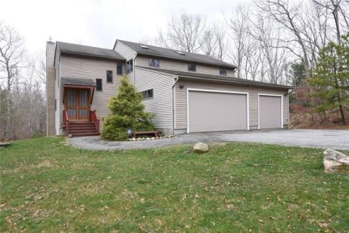 8 Thorpe Ln, Richmond, RI 02892-1085