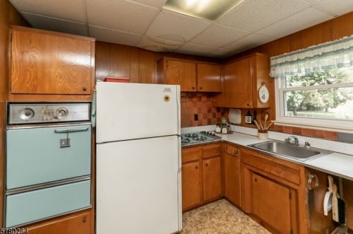 4 Lawrence Dr, Hackettstown NJ  07840-2510 exterior