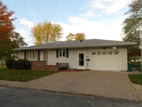 495 Hail St, Bushnell, IL 61422-1551
