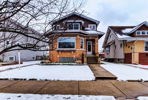 8639 Center St, River Grove, IL 60171-1365