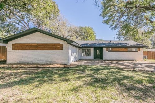 5621 Vega Dr, Fort Worth TX  76133-2921 exterior