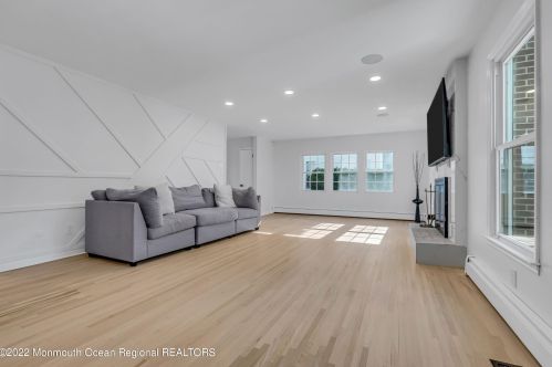 718 Grassmere Ave, Tinton Falls NJ  07712-4333 exterior