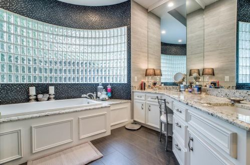 2 Wedgewood Blvd, Conroe TX  77304-1349 exterior