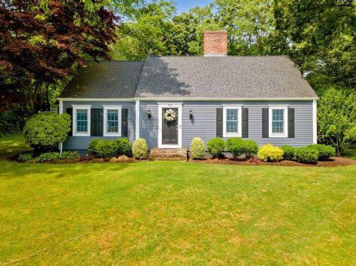 495 Gauvin Dr, Warwick, RI 02886-4222